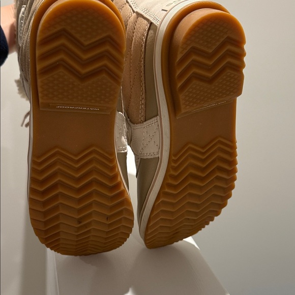 Sorel Women's  Winter Boots. Size 8. Rose gold. - Picture 4 of 4